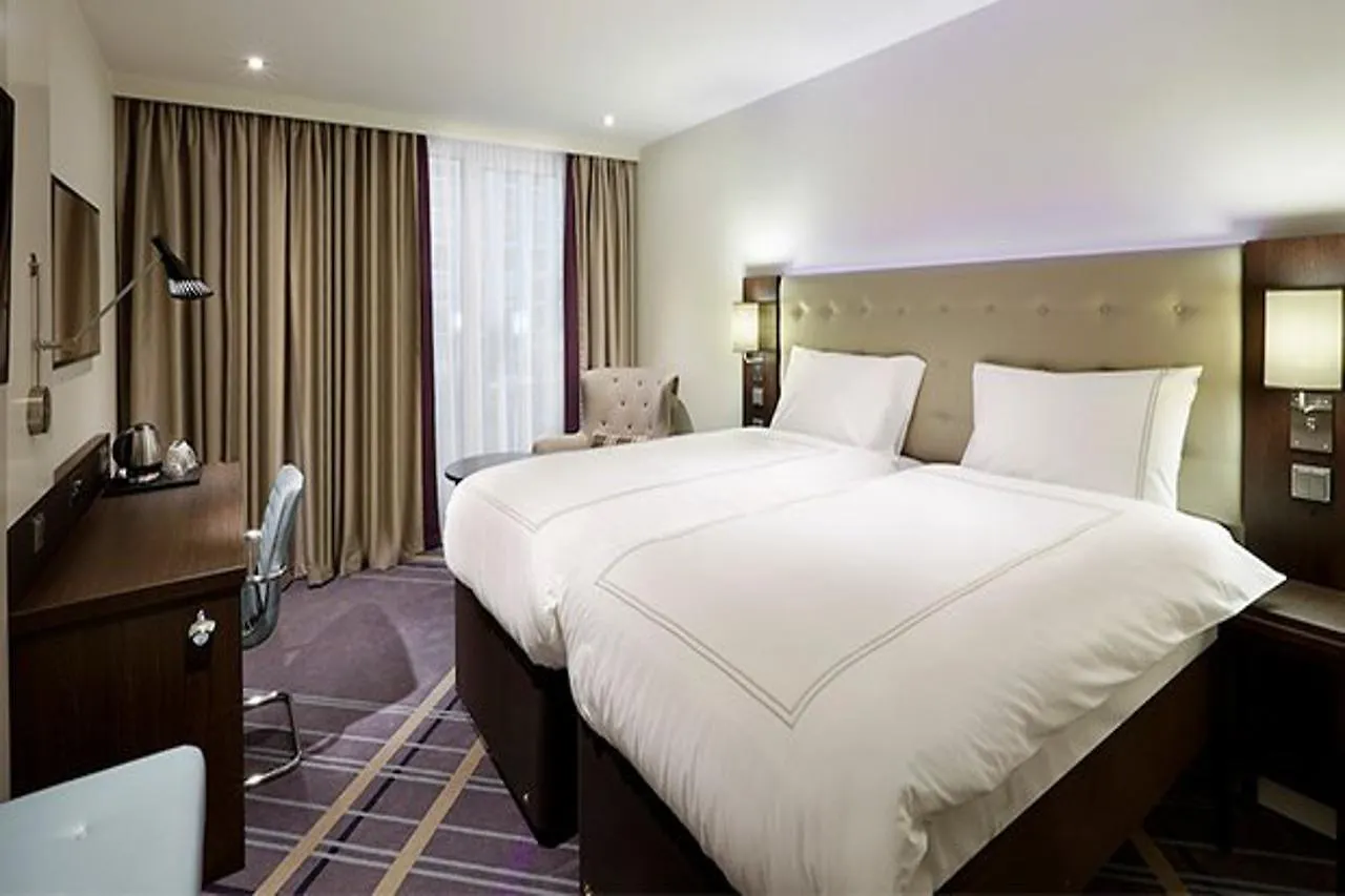 Premier Inn Hamburg City contacts